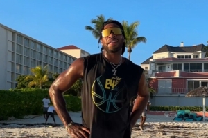 视频直播-阳光海风配墨镜！希尔德巴哈马苦练 最后飞扑跃入海里