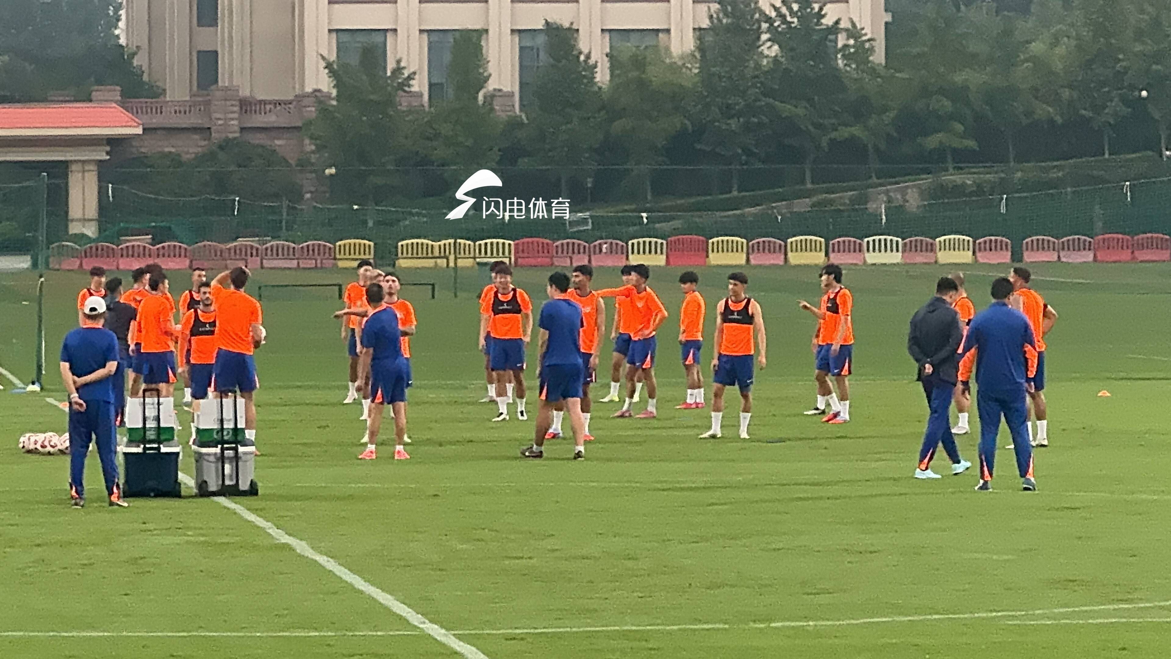 京鲁大战一触即发 山东泰山队赛前训练共24人参加