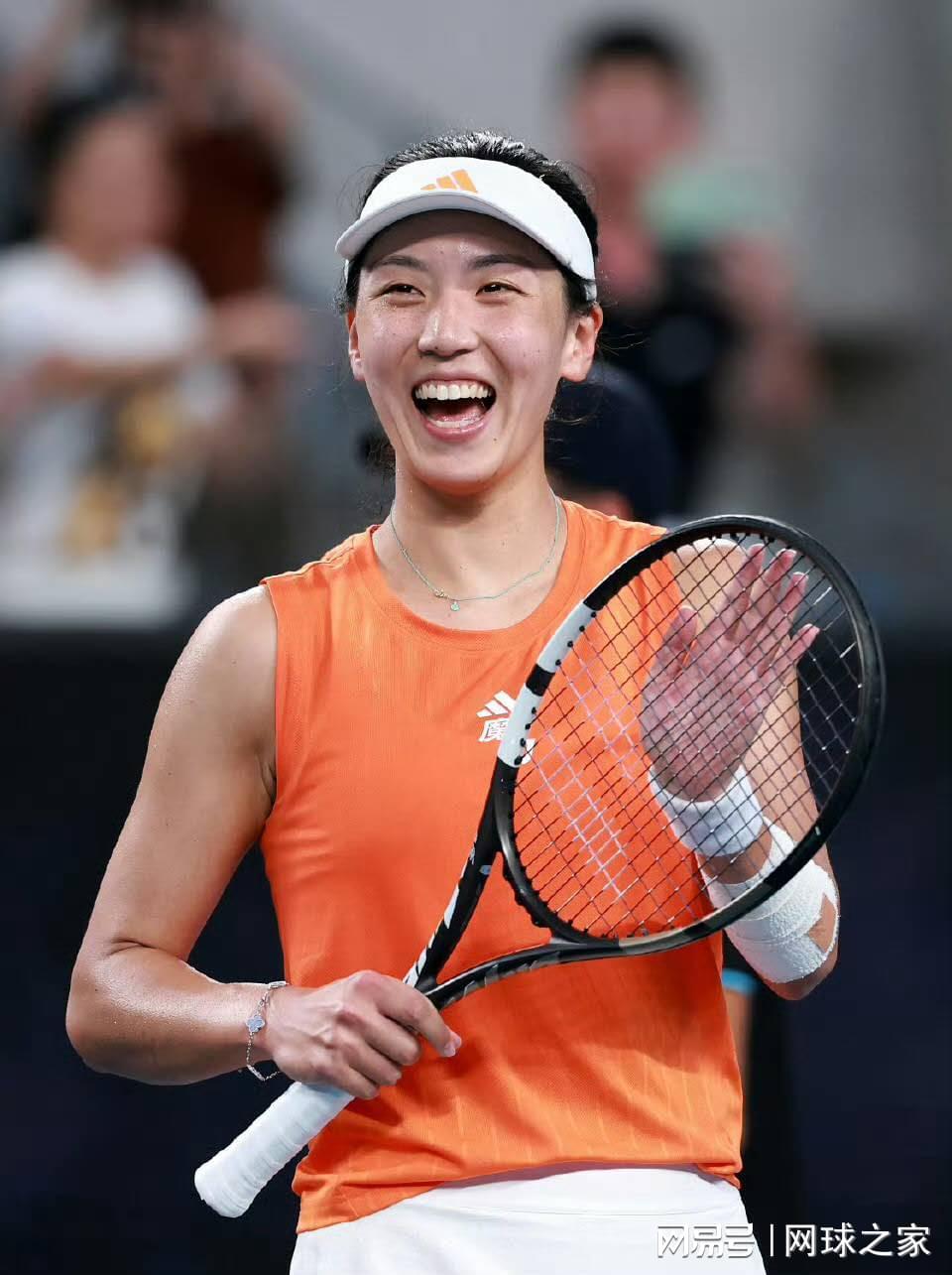 官方网站-澳网单打十六强决出：王欣瑜创纪录，梅总鏖战小钱！